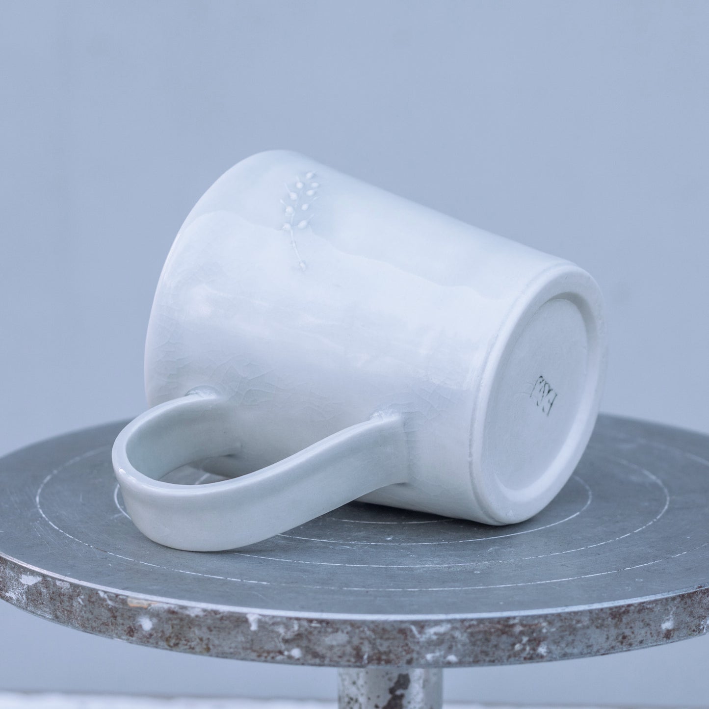 Porcelánový hrnek 250ml / šedomodrý s plastickým kláskem