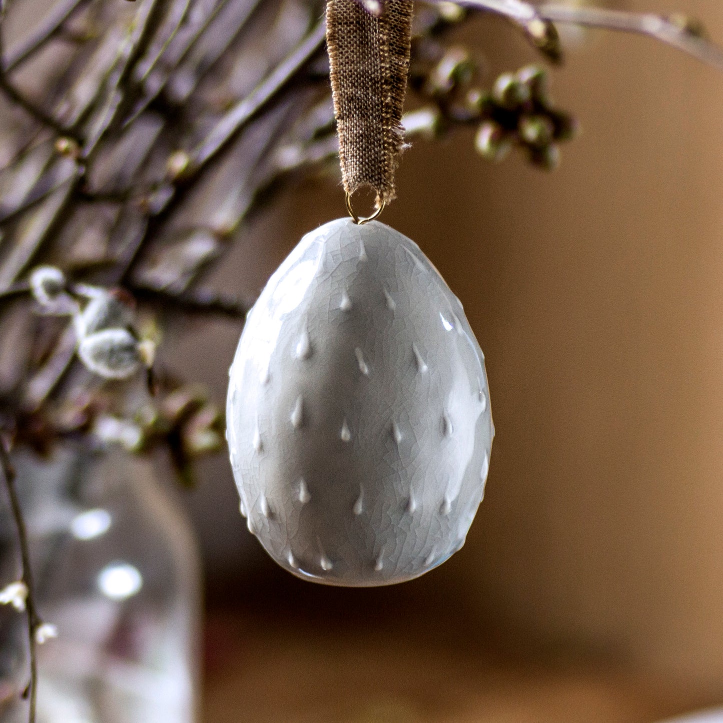 Porcelánové vajíčko k zavěšení / šedomodré s kapkami