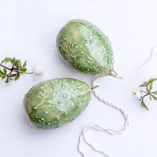 Porcelánové vajíčko k zavěšení / zelené s větvičkami