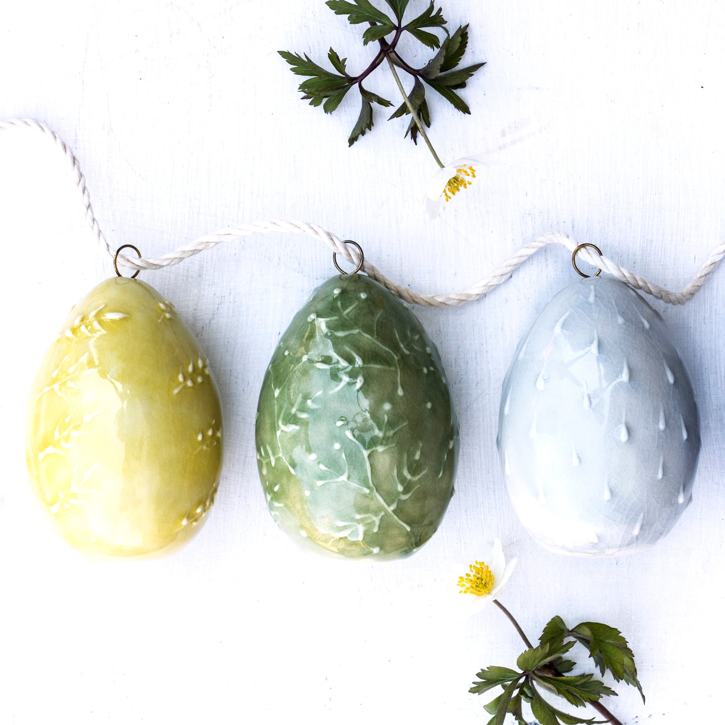 Porcelánové vajíčko k zavěšení / zelené s větvičkami