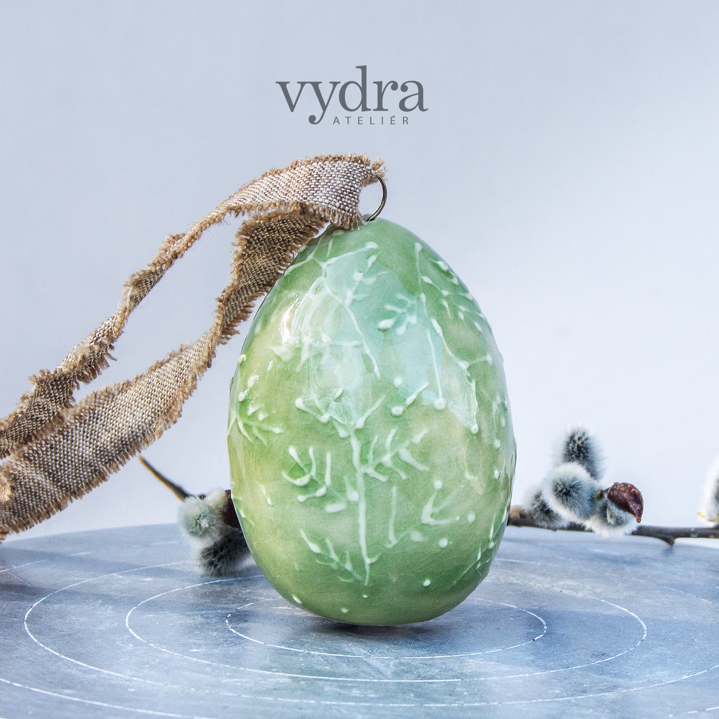 Porcelánové vajíčko k zavěšení / zelené s větvičkami