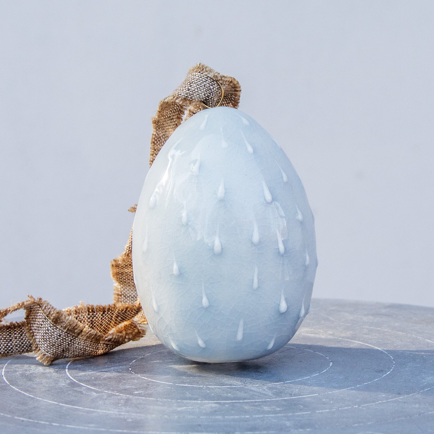 Porcelánové vajíčko k zavěšení / šedomodré s kapkami