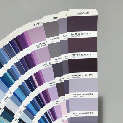 Extra jemné lněné povlečení v odstínu Pantone Black Plum