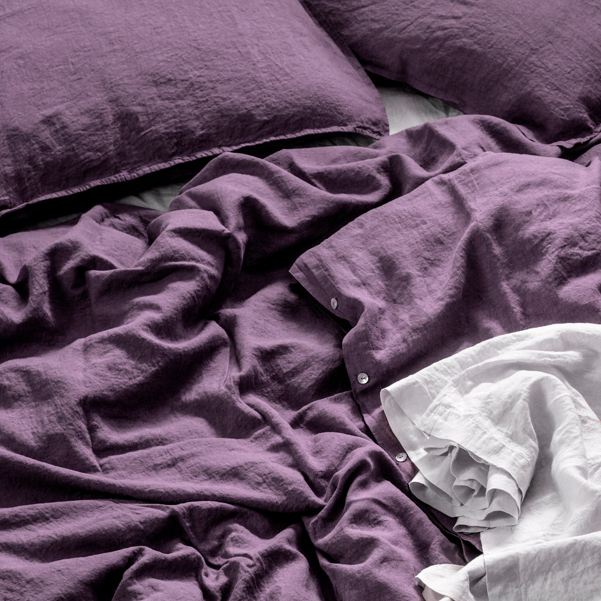 Extra jemné lněné povlečení v odstínu Pantone Black Plum