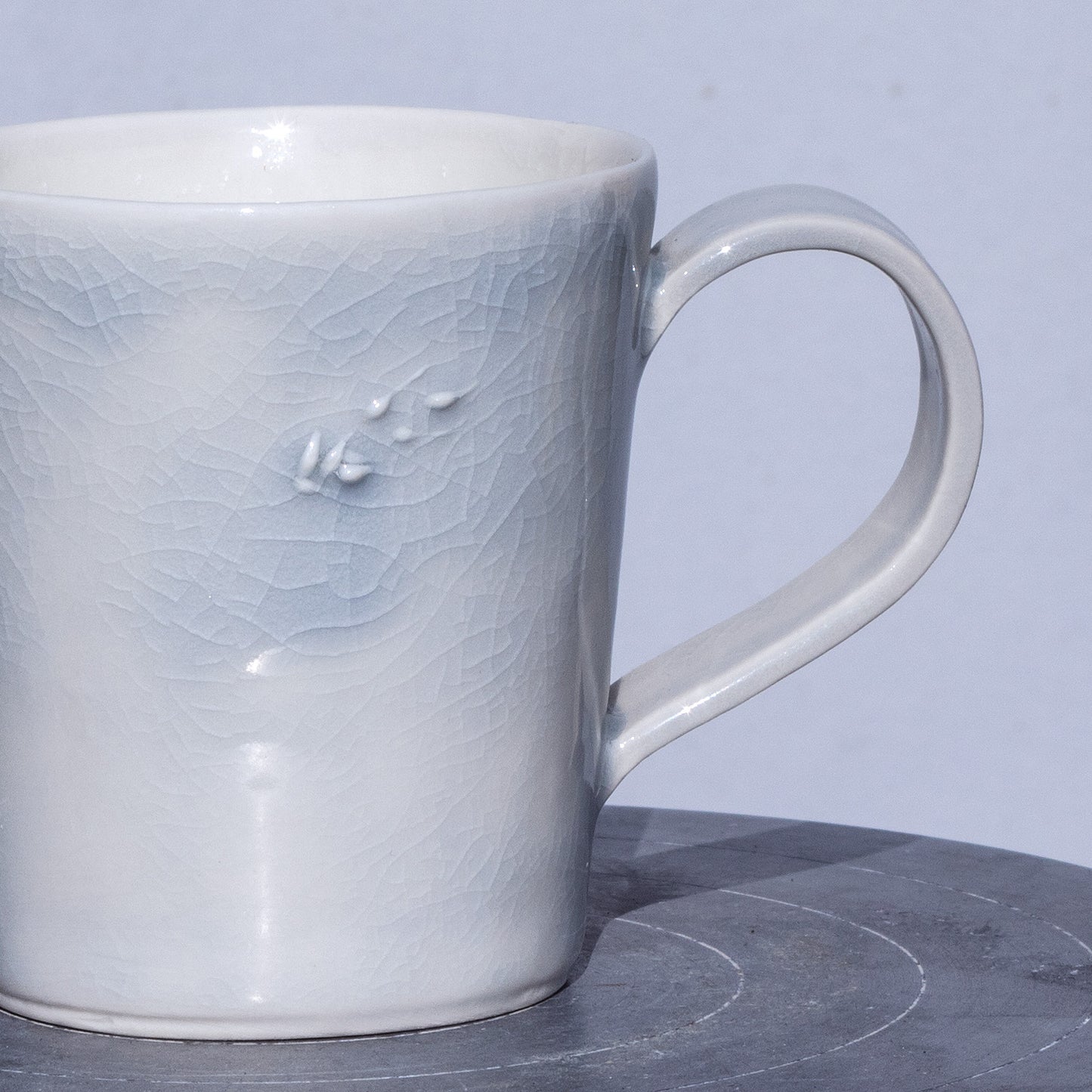 Porcelánový hrnek 250ml / šedomodrý s plastickým kláskem