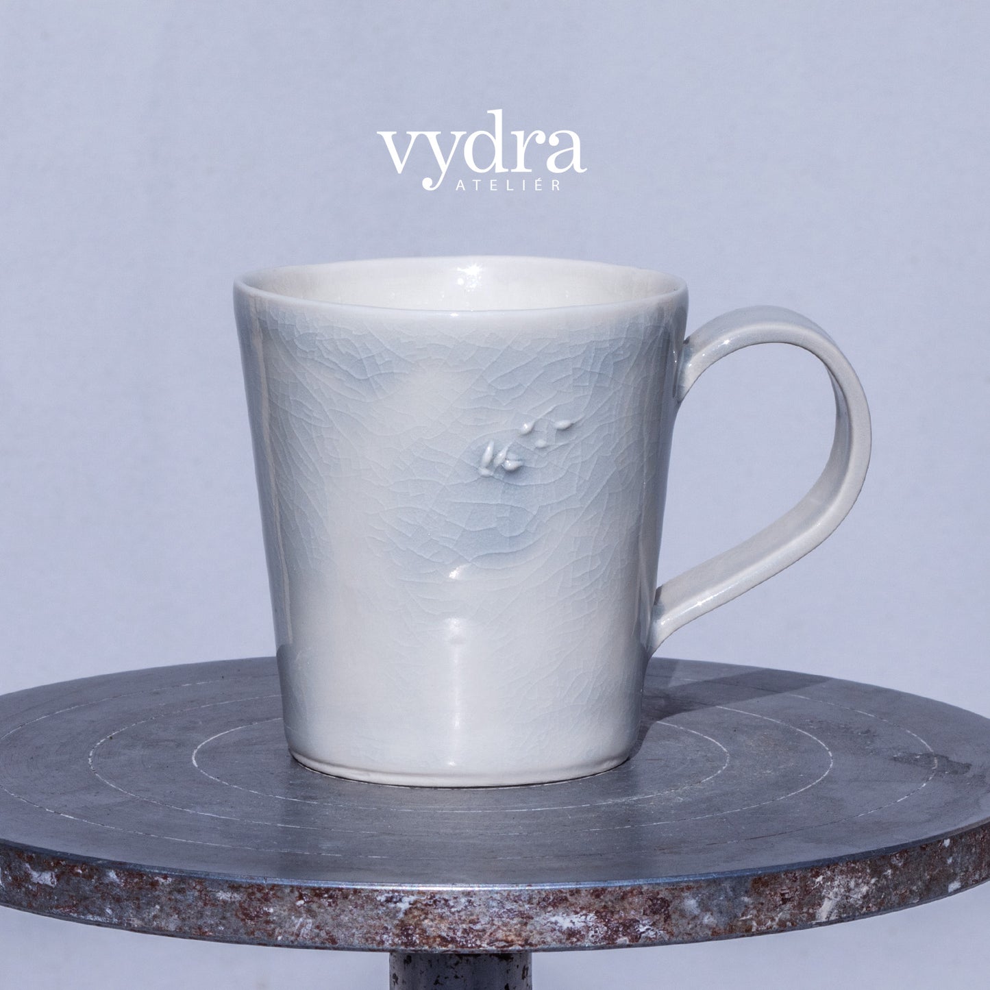 Porcelánový hrnek 250ml / šedomodrý s plastickým kláskem