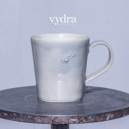 Porcelánový hrnek 250ml / šedomodrý s plastickým kláskem