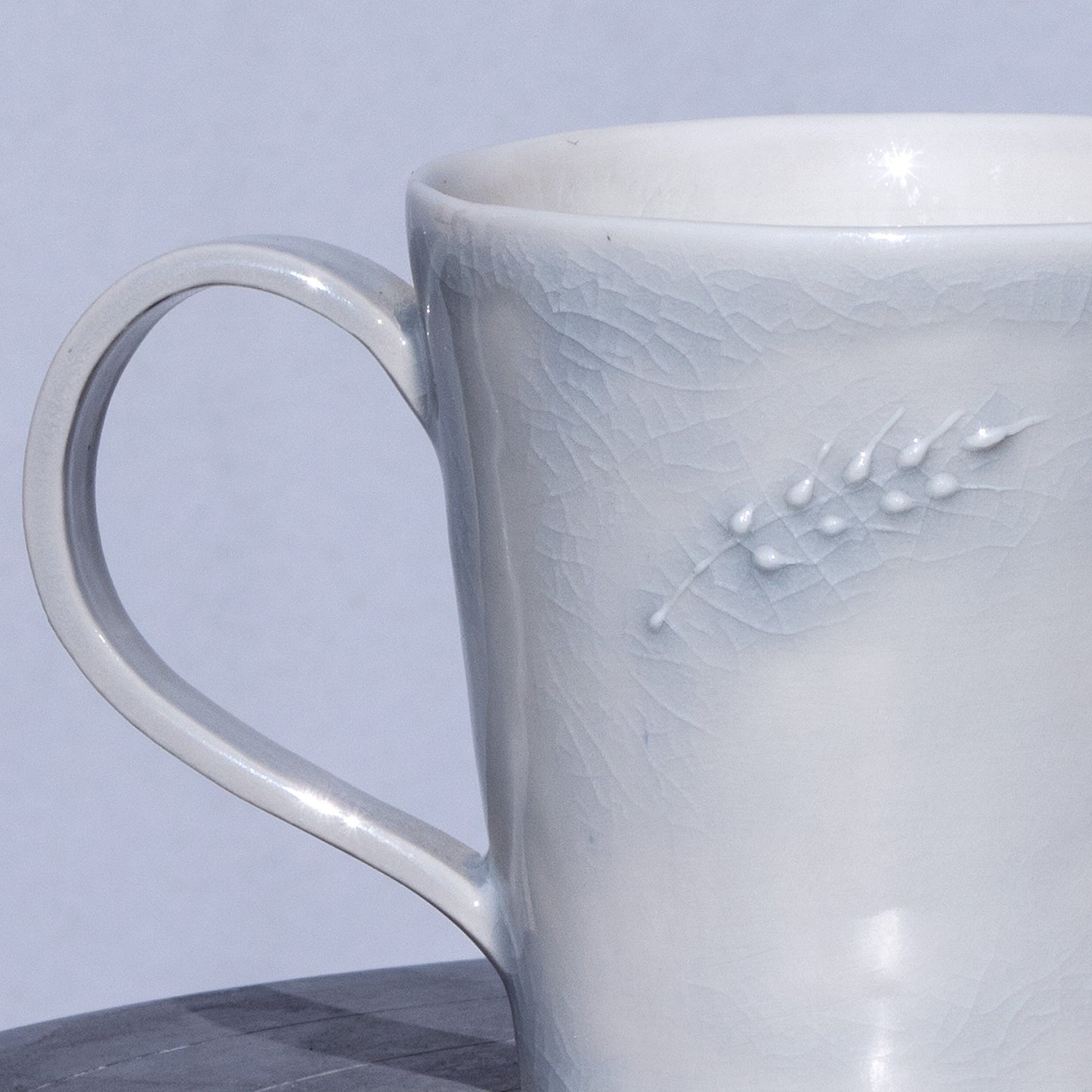 Porcelánový hrnek 250ml / šedomodrý s plastickým kláskem