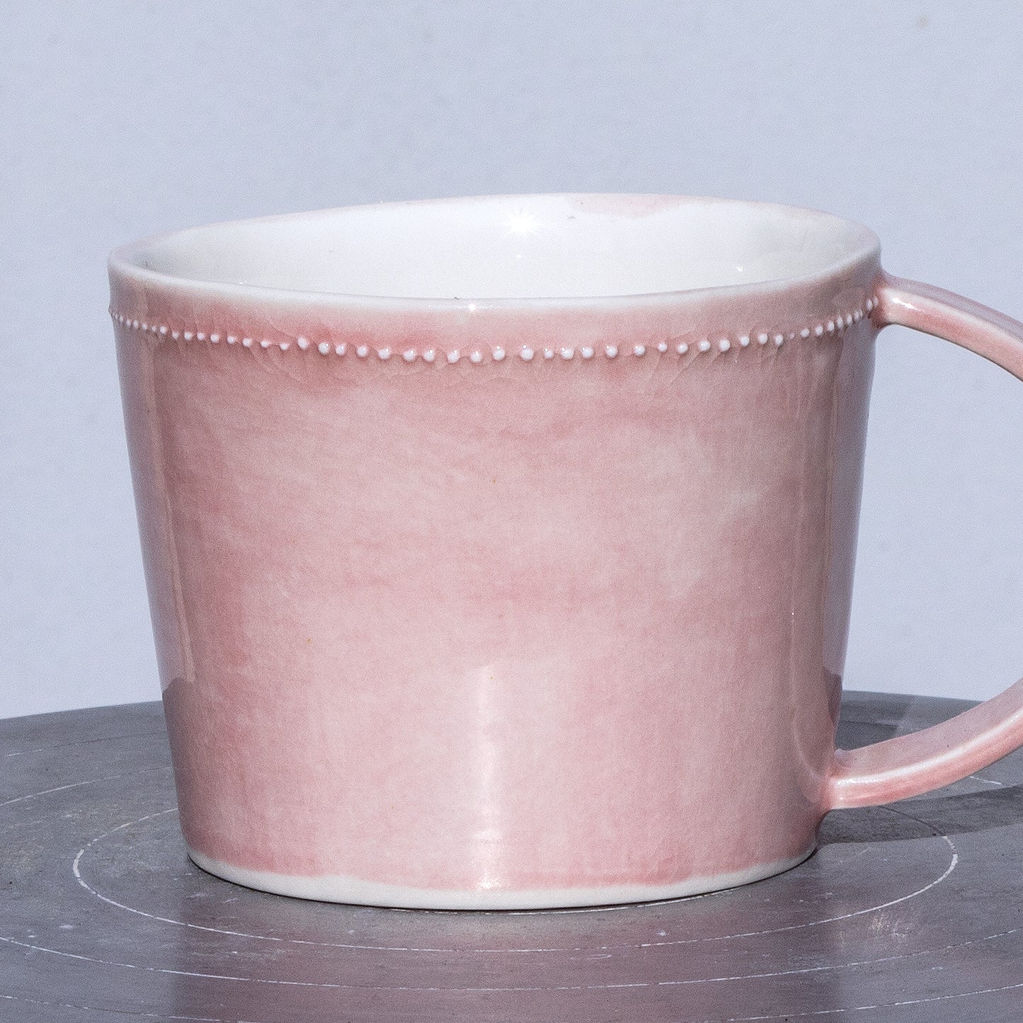 Porcelánový moka hrnek 200ml / růžový s plastickými tečkami