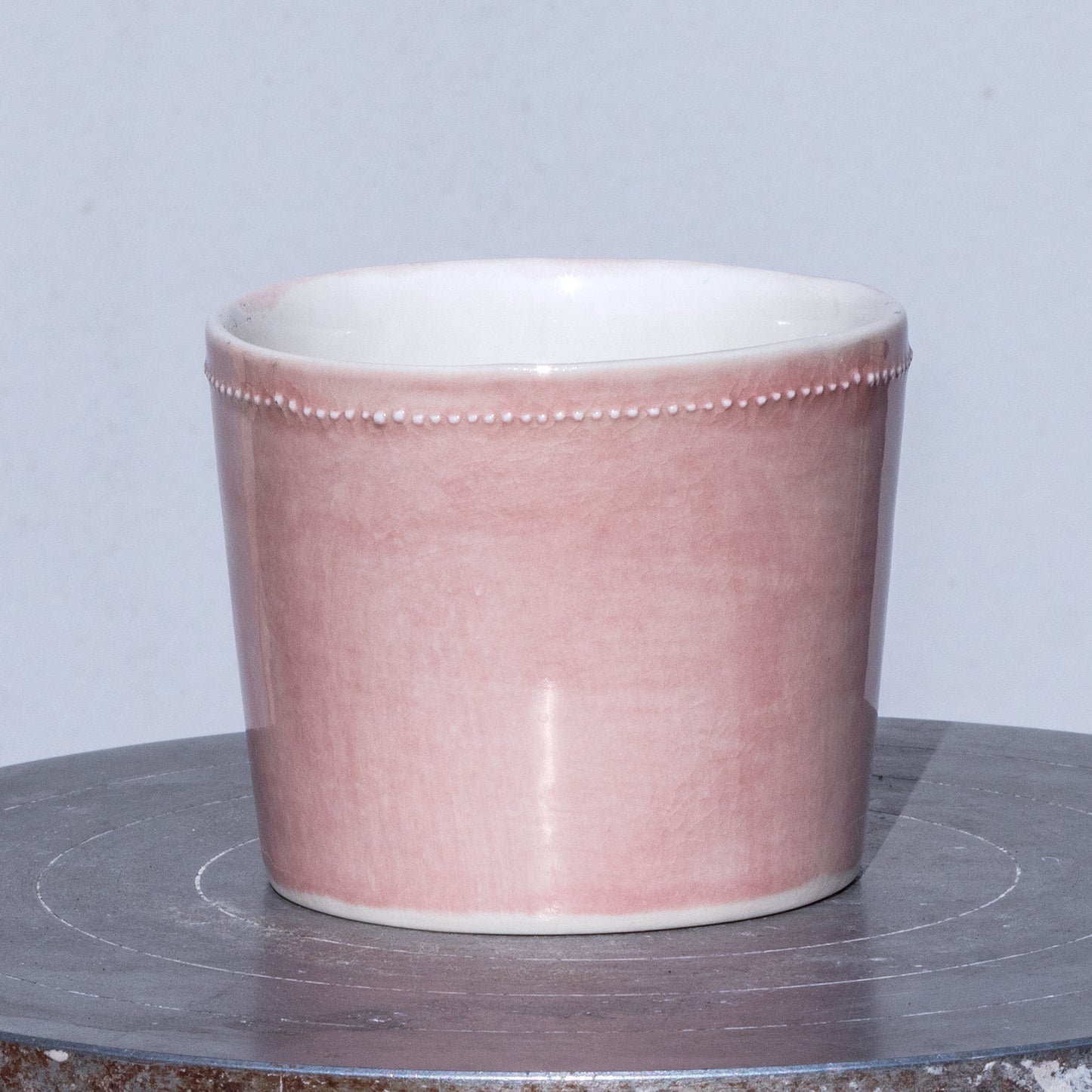 Porcelánový moka hrnek 200ml / růžový s plastickými tečkami