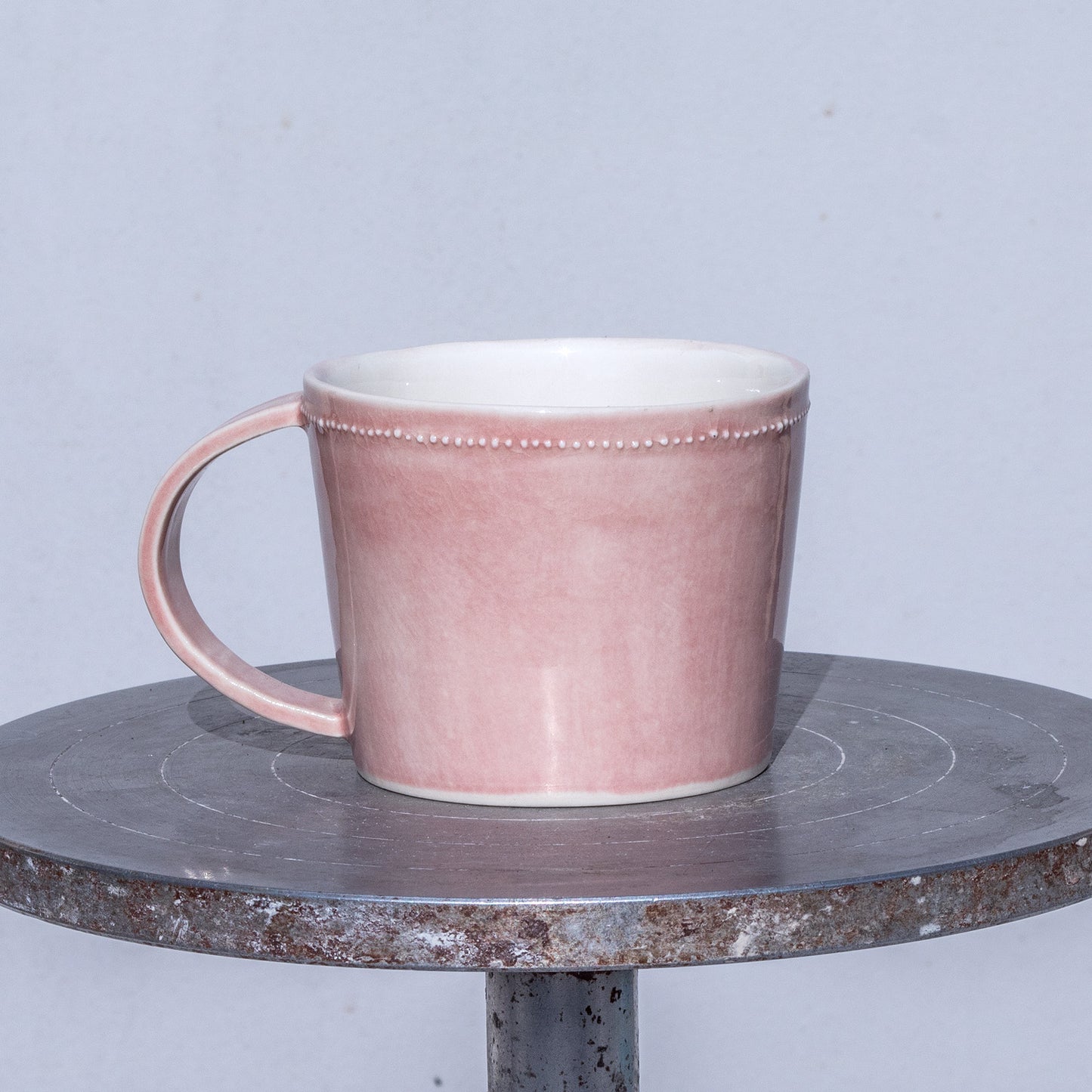 Porcelánový moka hrnek 200ml / růžový s plastickými tečkami