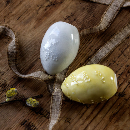 Porcelánové vajíčko k zavěšení /žluté s větvičkami