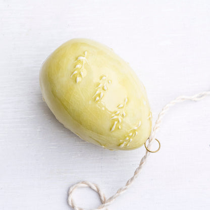 Porcelánové vajíčko k zavěšení /žluté s větvičkami