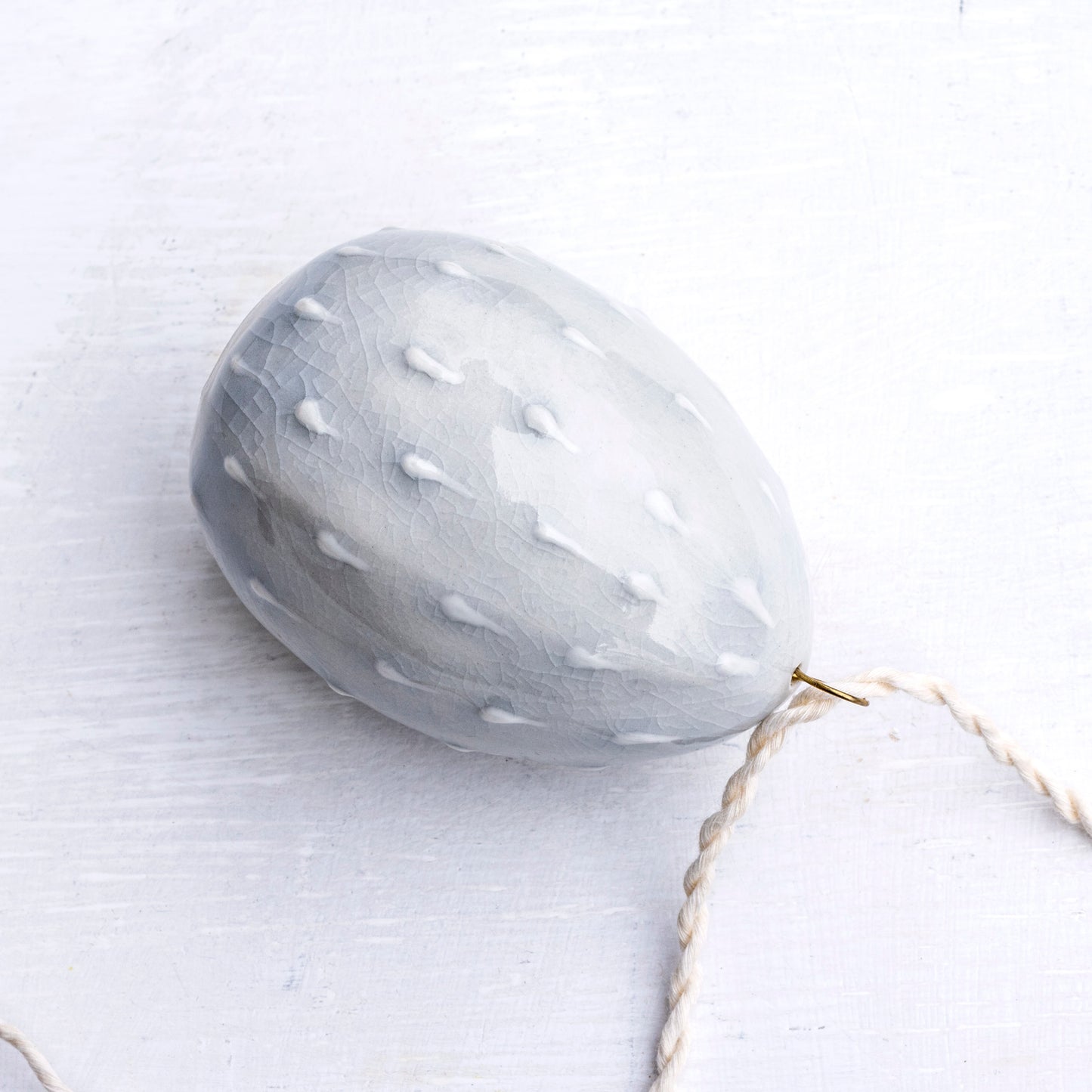 Porcelánové vajíčko k zavěšení / šedomodré s kapkami