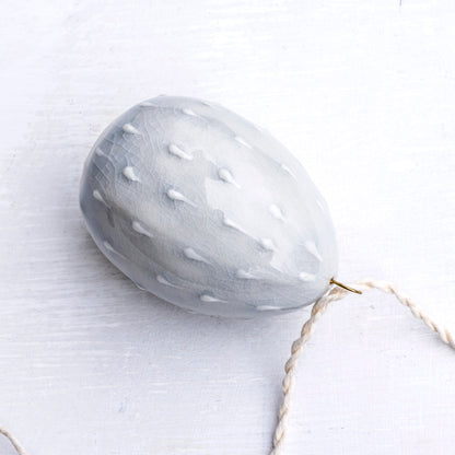Porcelánové vajíčko k zavěšení / šedomodré s kapkami